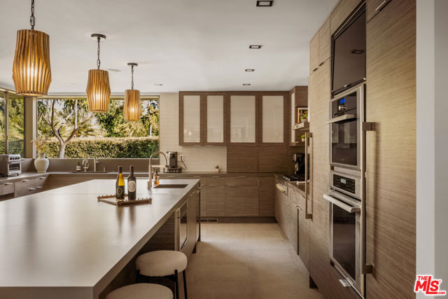 9991 Liebe Drive, Beverly Hills CA: https://media.crmls.org/mediaz/89bb5c06-1c1c-4ce9-9cde-d4234eae54b6.jpg