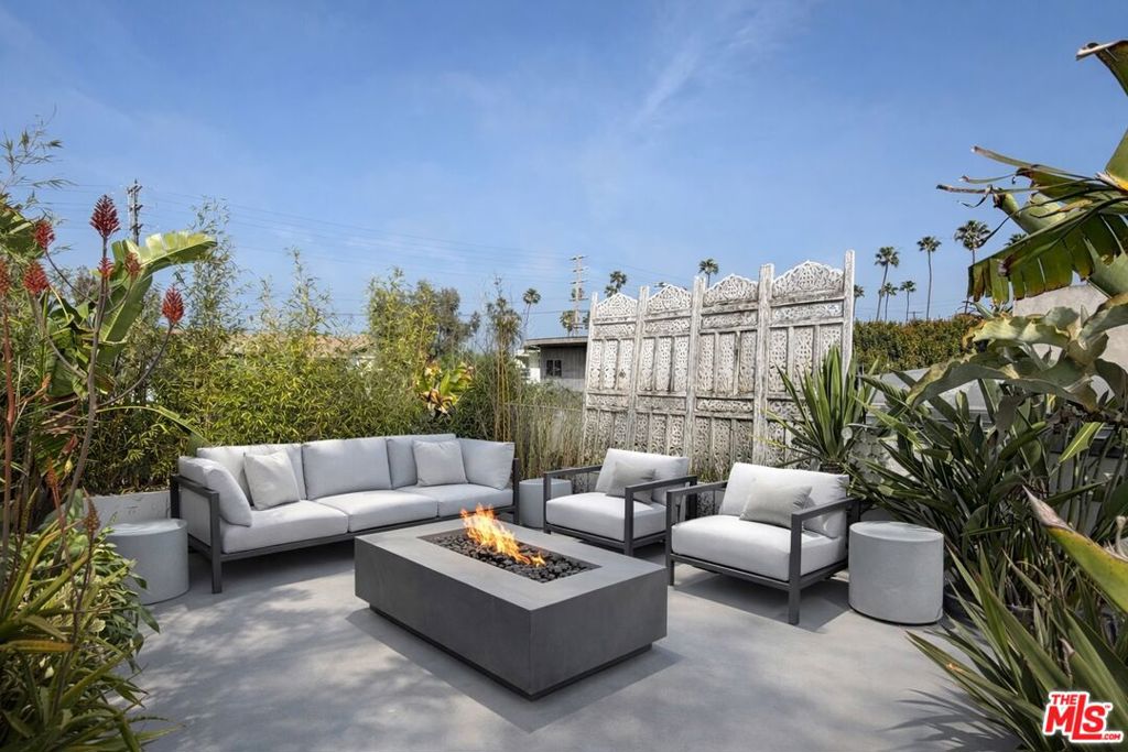 https://media.crmls.org/mediaz/89bb770e-0d6e-4e72-8867-3ec79199365f.jpg?preset=X-Large