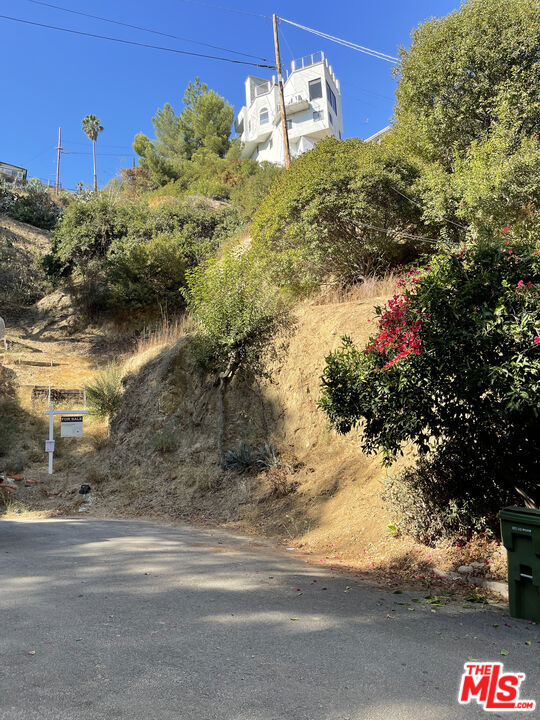 5897 Lorae Place, Los Angeles CA: https://media.crmls.org/mediaz/89bb84bd-d0f8-4486-85a5-66bcfadff400.jpg