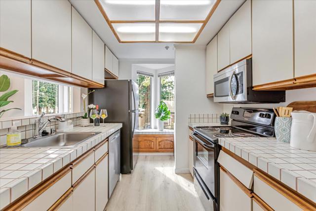 2575 Oak Road, Walnut Creek CA: https://media.crmls.org/mediaz/89bbf6d6-e91c-48c7-92df-8634767f5480.jpg