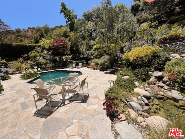 9420 Eden Drive, Beverly Hills CA: https://media.crmls.org/mediaz/89bc2acf-32e7-4967-acfa-3b1c2c8c51cf.jpg