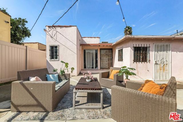 606 N Alta Vista Boulevard, Los Angeles CA: https://media.crmls.org/mediaz/89bd69b3-5899-41f6-87f0-f907b92221e4.jpg