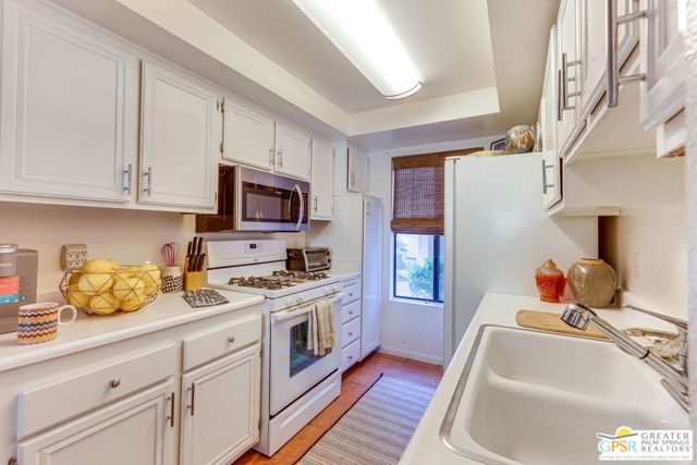 2170 S Palm Canyon Drive, Palm Springs CA: https://media.crmls.org/mediaz/89bdb856-71ec-4b76-b4b4-867917cc5492.jpg
