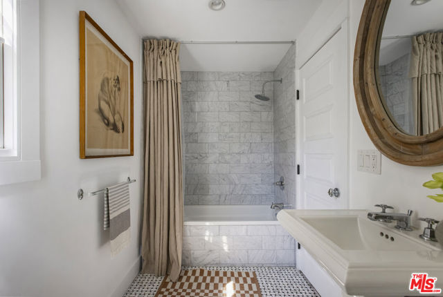 3831 Fernwood Avenue, Los Angeles CA: https://media.crmls.org/mediaz/89bdda1b-d7dd-40db-a349-8eb9a7a179d2.jpg