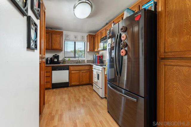 6028 Gaines St, San Diego CA: https://media.crmls.org/mediaz/89bde8b7-2467-438d-a004-012e4582d135.jpg