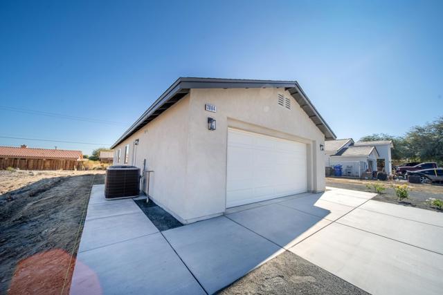2864 Vista Avenue, Thermal CA: https://media.crmls.org/mediaz/89bee9a1-21c1-4f21-a1b9-9367576c9953.jpg