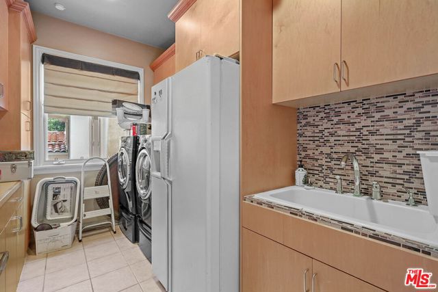 156 S Clark Drive, Beverly Hills CA: https://media.crmls.org/mediaz/89c085b5-1f02-46c2-8160-770c59989c3b.jpg