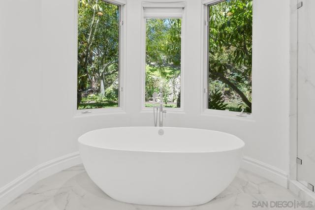 6906 Royal Birkdale Pl, Rancho Santa Fe CA: https://media.crmls.org/mediaz/89c1db5c-4ae6-4efb-bfe8-beec023b8cc8.jpg