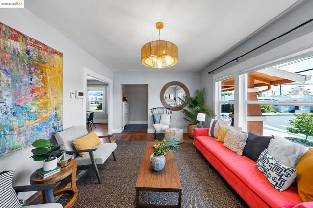 1547 68Th Ave, Oakland CA: https://media.crmls.org/mediaz/89c2c09e-d60c-45e7-bd4a-707c747afb07.jpg