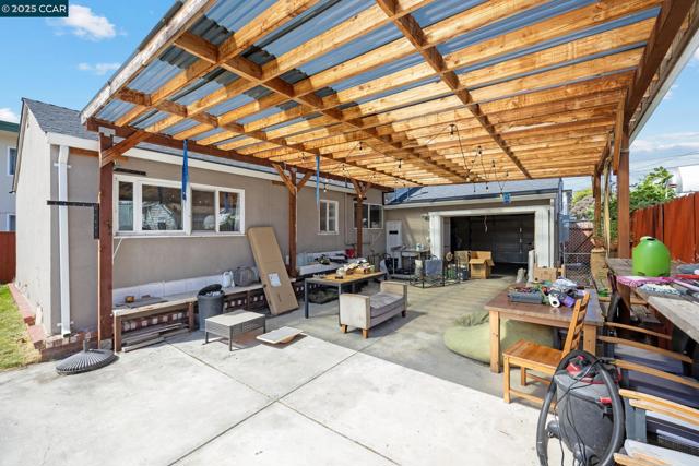 7447 Lockwood St, Oakland CA: https://media.crmls.org/mediaz/89c2d325-20da-4840-83cc-c0dcca201133.jpg