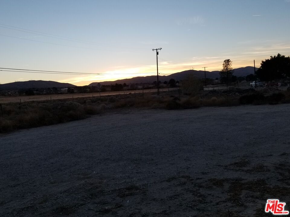 https://media.crmls.org/mediaz/89c30423-adc4-4951-8001-31bf9edc1b3c.jpg?preset=X-Large
