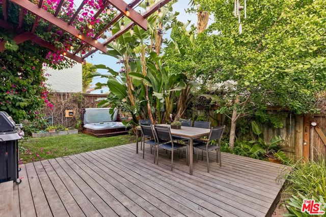 832 Superba Avenue, Venice CA: https://media.crmls.org/mediaz/89c477ea-81e0-4a4a-8fe5-e235bf8727a9.jpg