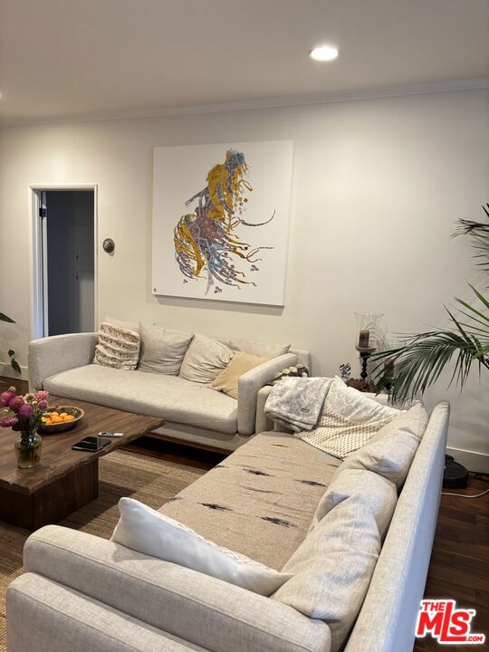 8568 Burton Way, Los Angeles CA: https://media.crmls.org/mediaz/89c4d4b5-3e0e-45d0-9281-74c5305b8f25.jpg