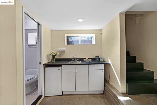 1047 Ranleigh Way, Piedmont CA: https://media.crmls.org/mediaz/89c73b5d-d238-444f-985c-45f4e83b103e.jpg