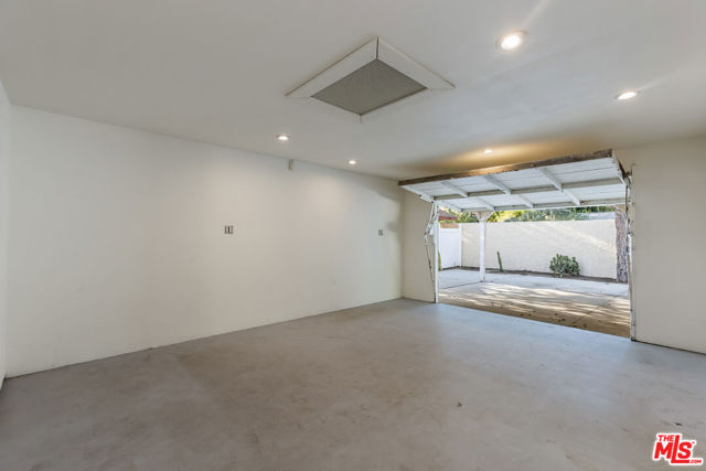 7225 Forbes Avenue, Lake Balboa CA: https://media.crmls.org/mediaz/89c74a9a-ab0d-4792-b748-18c765544b5e.jpg