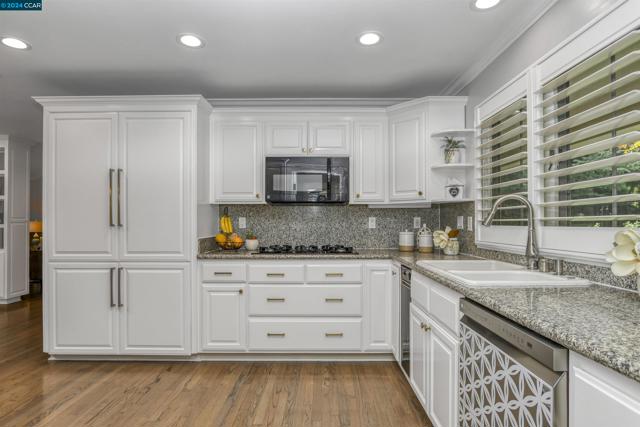 Image 5 of 32 For 226 Roundhill Pl