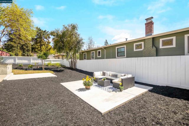 2718 Carmel St, Oakland CA: https://media.crmls.org/mediaz/89c88000-cbc7-4bb3-97c9-a47eea2ab9aa.jpg