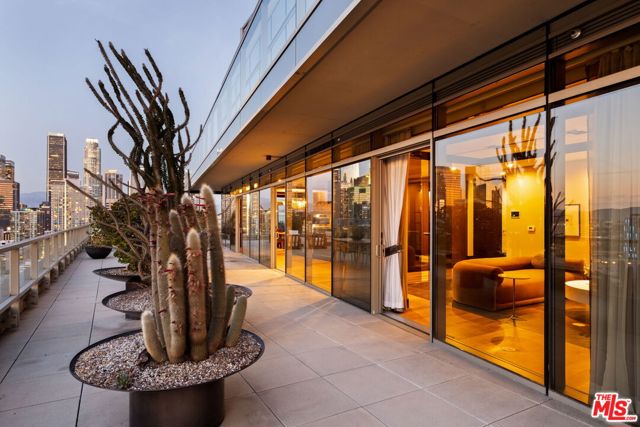 1155 S Grand Avenue, Los Angeles CA: https://media.crmls.org/mediaz/89c8c1e4-42d2-461a-b625-ec236fd835bf.jpg