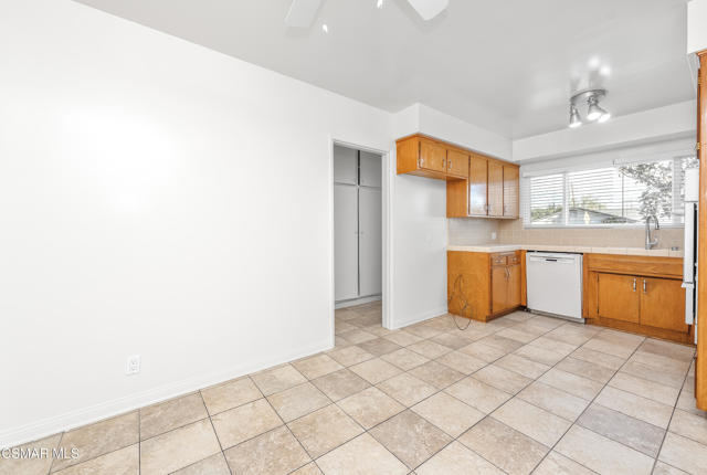 22002 Ybarra Road, Woodland Hills CA: https://media.crmls.org/mediaz/89c8f737-464c-432a-9d85-06ef2d96fdb3.jpg