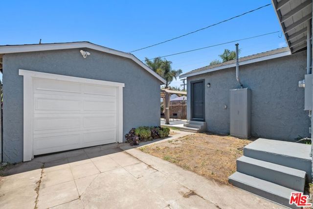 672 E 119th Street, Los Angeles CA: https://media.crmls.org/mediaz/89ca79a6-a1d6-43ec-9ea9-eb7d36bb57c2.jpg