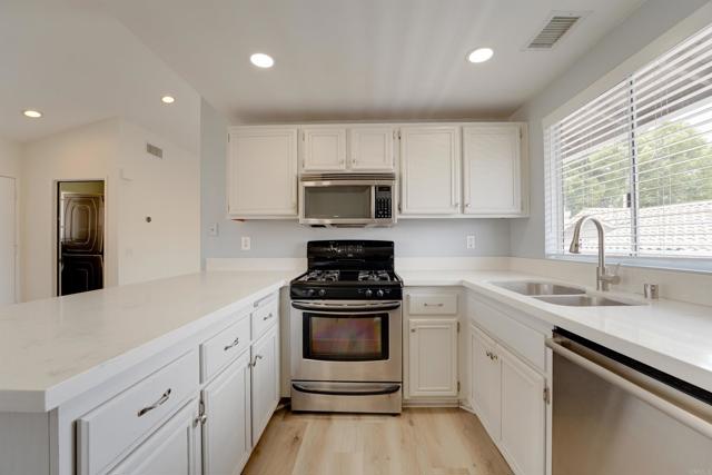 1354 Palomar Place, Vista CA: https://media.crmls.org/mediaz/89cbb737-f4dc-4d6f-9ee9-14b5cafa11b4.jpg