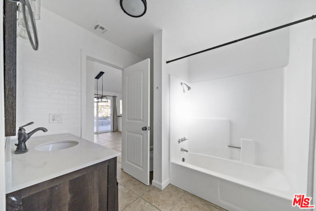 3293 N Mica Drive, Palm Springs CA: https://media.crmls.org/mediaz/89cd2ddf-6359-4851-844d-5608d49ae9d1.jpg