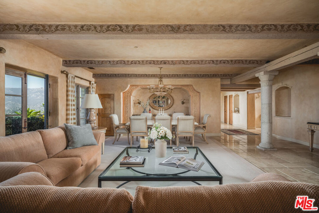 https://media.crmls.org/mediaz/89cd89b5-baa6-4fa3-be22-d35b97f4d5bf.jpg?preset=X-Large