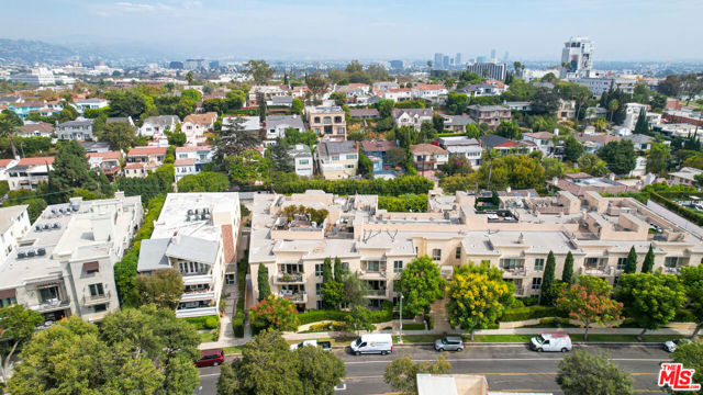1318 Roxbury Drive, Los Angeles CA: https://media.crmls.org/mediaz/89cdca83-1144-408c-87d0-0fadcfc36052.jpg
