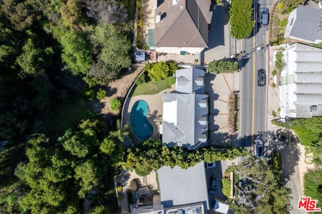 2427 Benedict Canyon Drive, Beverly Hills CA: https://media.crmls.org/mediaz/89ce3a66-77e9-424e-87d7-97628f3b1689.jpg