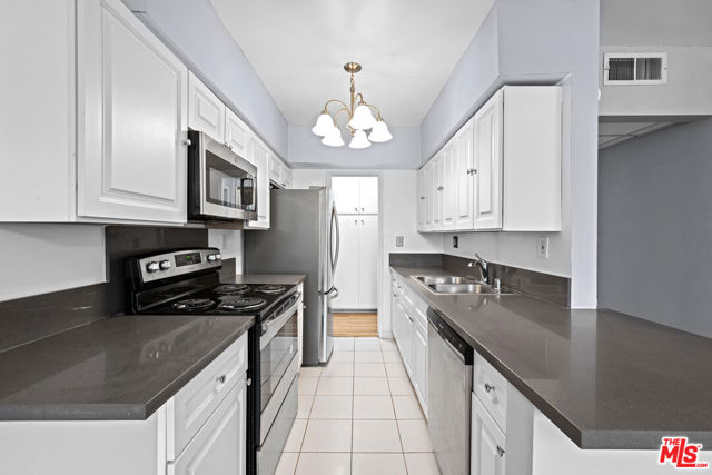 12801 Moorpark Street, Studio City CA: https://media.crmls.org/mediaz/89ce3e11-5be1-4ecd-8574-4e3614f8ce4e.jpg