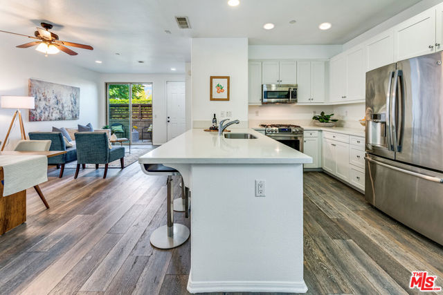 10942 KITTRIDGE Street photo 4