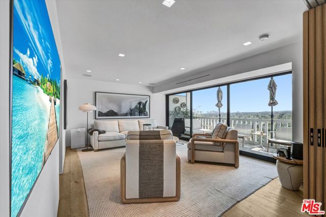 999 N Doheny Drive, West Hollywood CA: https://media.crmls.org/mediaz/89cf6860-c79e-440b-99d1-4684f07630d5.jpg