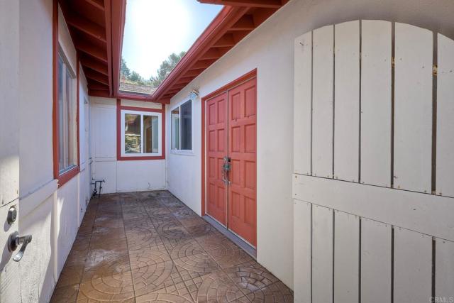 Detail Gallery Image 3 of 26 For 4703 Chateau Dr, San Diego,  CA 92117 - 3 Beds | 2 Baths