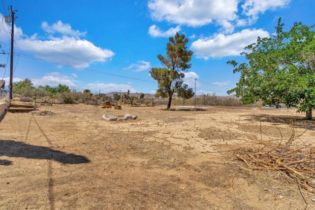 7592 Hanford Avenue, Yucca Valley CA: https://media.crmls.org/mediaz/89d06503-faf0-4ca9-a328-9a6d6c6762e4.jpg