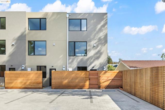 4031 Park Blvd, Oakland CA: https://media.crmls.org/mediaz/89d11fca-e2d2-4637-99ef-1feddd482873.jpg