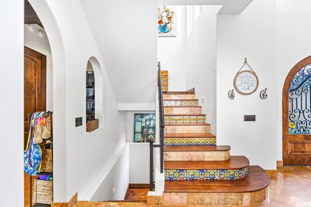 6811 Vianda Court, Carlsbad CA: https://media.crmls.org/mediaz/89d1d97b-ffcf-4273-acdf-6c991d1689bf.jpg