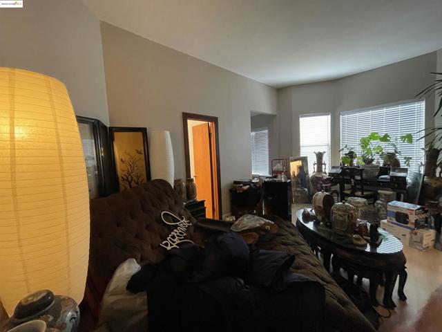 290 Park View Terrace, Oakland CA: https://media.crmls.org/mediaz/89d25829-18ec-414e-8587-66dc2347daf3.jpg