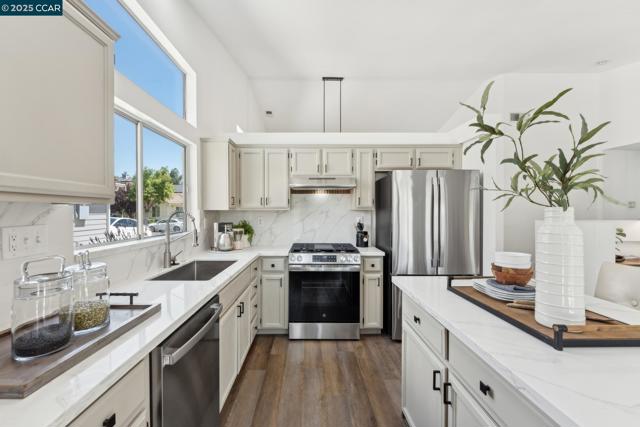 3075 Shiles Loop, Brentwood CA: https://media.crmls.org/mediaz/89d2f608-e597-49c4-8498-816f276a2a19.jpg