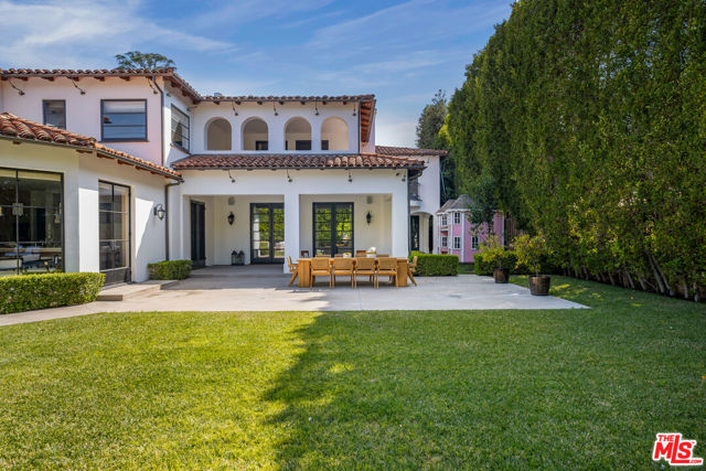 706 N Crescent Drive, Beverly Hills CA: https://media.crmls.org/mediaz/89d34230-afd3-4eb9-8867-eef2abb70198.jpg