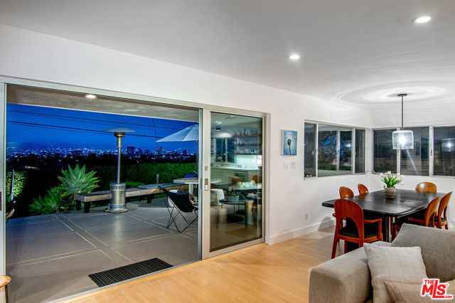 9353 Duxbury Road, Los Angeles CA: https://media.crmls.org/mediaz/89d52d32-c506-4d5c-9d1b-14670ab8dff1.jpg