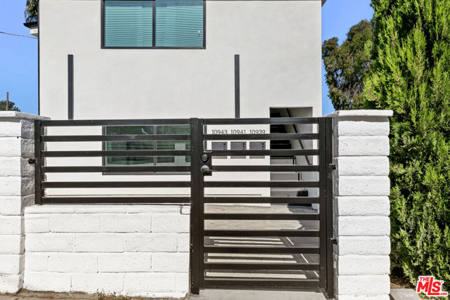 10943 Christine Way, Tujunga CA: https://media.crmls.org/mediaz/89d58dd6-5f17-4ec8-ab19-5463e7734ba9.jpg