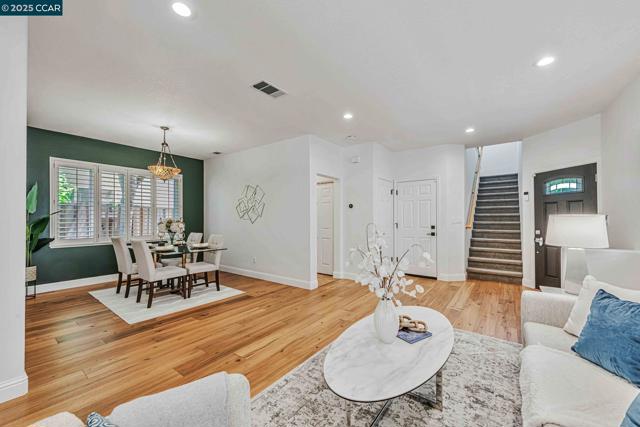 122 Claremont Crest Ct, San Ramon CA: https://media.crmls.org/mediaz/89d6c45e-9265-441d-bdbe-b964d5f11c9d.jpg