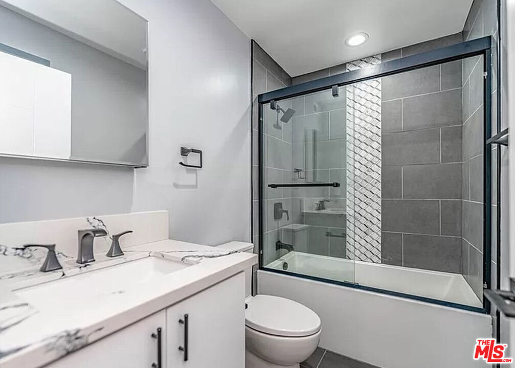 https://media.crmls.org/mediaz/89d77a70-4871-49ce-ba56-1b7194133cc1.jpg?preset=X-Large