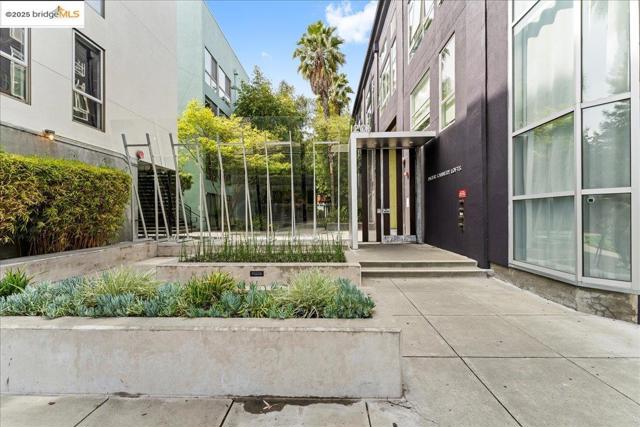 1201 Pine St, Oakland CA: https://media.crmls.org/mediaz/89d7d5d3-371e-4d02-b984-60334cce81f6.jpg
