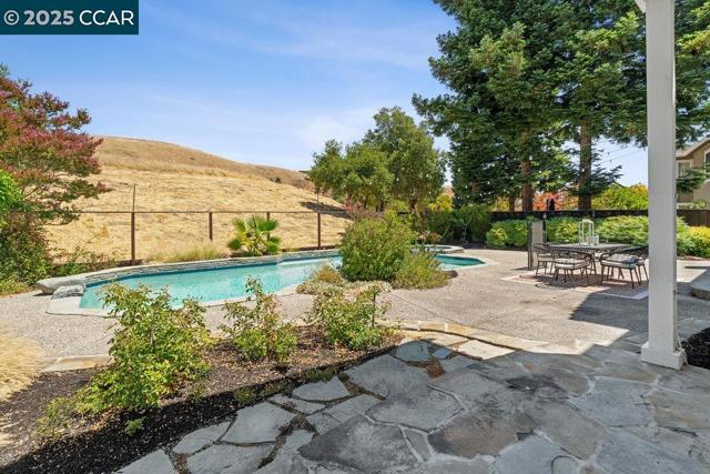 260 Edinburgh Cir, Danville CA: https://media.crmls.org/mediaz/89d7d68d-b768-424b-a2e9-e079be5c1ff7.jpg