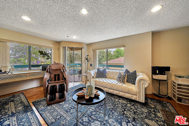 529 IVY Street, 1 photo 3