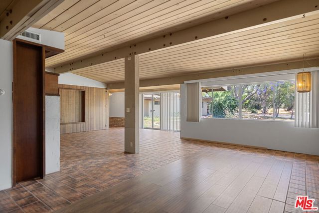 8400 Encino Avenue, Northridge CA: https://media.crmls.org/mediaz/89d81d79-3439-47de-baa0-af826fa19481.jpg