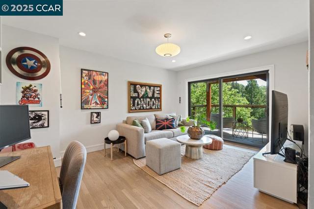 46 E Altarinda, Orinda CA: https://media.crmls.org/mediaz/89d979ba-7f66-4844-959e-b15d6de63d61.jpg