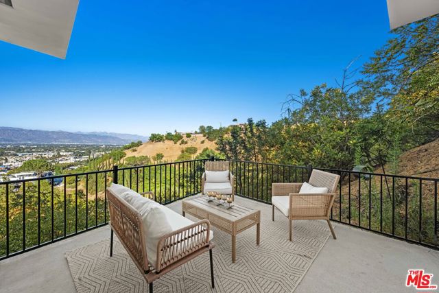 3631 Sunswept Drive, Studio City CA: https://media.crmls.org/mediaz/89d999a9-9e1e-4eb0-b53c-151142a81e19.jpg