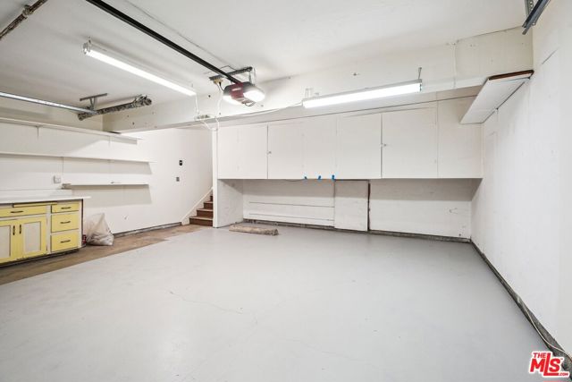 13065 Mindanao Way, Marina del Rey CA: https://media.crmls.org/mediaz/89db2902-251b-4494-b0a2-c4be570b7567.jpg